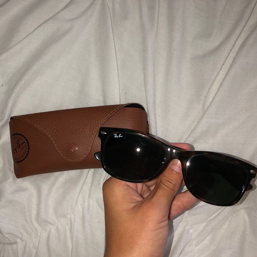 tortoiseshell rayban wayfarers